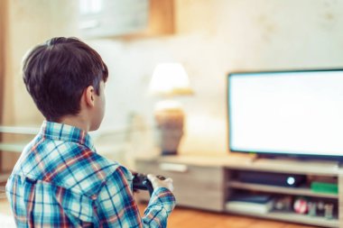 Konsol boşluğunda denetleyici tarafından oyun oynayan küçük çocuk