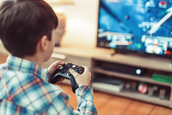 Junge Spielt Science Fiction Videospiel Auf Konsole Controller Hause — Stockfoto