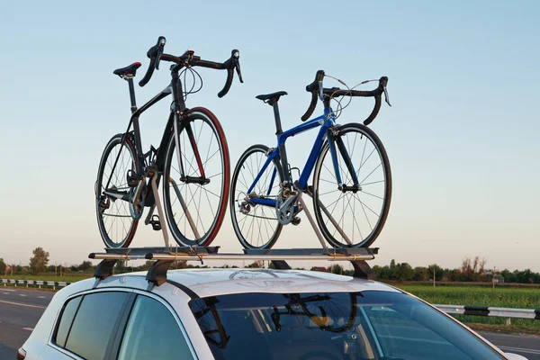 Twee fietsen gemonteerd op dak — Stockfoto