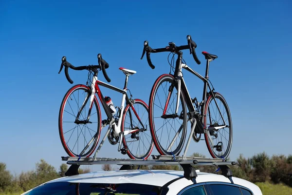 Два дорожных велосипеда — стоковое фото