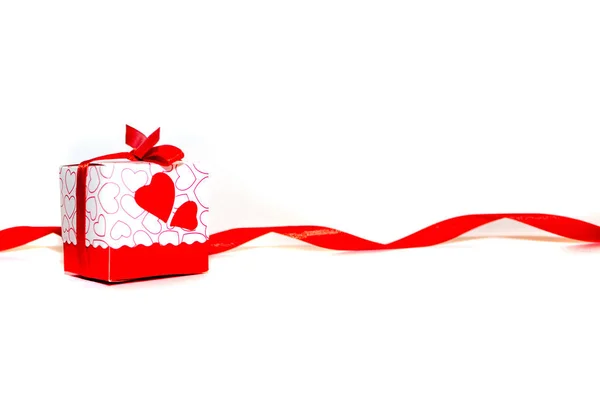 Boîte cadeau rouge isolé sur fond blanc, avec ruban rouge — Photo