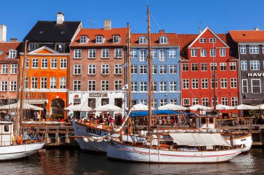 Copenhagen, Danimarka - 9 Eylül: açık kafeler 9 Eylül 2016 ünlü Nyhavn kıyısındaki Kopenhag, Danimarka, insanlar. Nyhavn Kopenhag en ünlü dönüm noktası biridir.