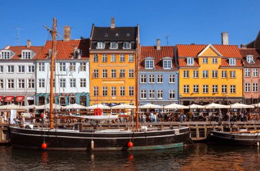 Copenhagen, Danimarka - 9 Eylül: açık kafeler 9 Eylül 2016 ünlü Nyhavn kıyısındaki Kopenhag, Danimarka, insanlar. Nyhavn Kopenhag en ünlü dönüm noktası biridir.