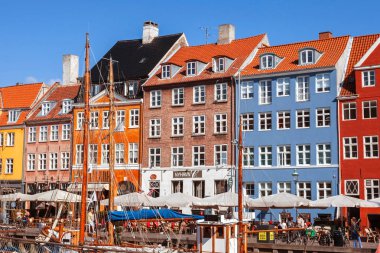 Copenhagen, Danimarka - 9 Eylül: açık kafeler 9 Eylül 2016 ünlü Nyhavn kıyısındaki Kopenhag, Danimarka, insanlar. Nyhavn Kopenhag en ünlü dönüm noktası biridir.