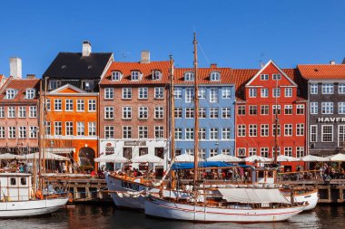 Copenhagen, Danimarka - 9 Eylül: açık kafeler 9 Eylül 2016 ünlü Nyhavn kıyısındaki Kopenhag, Danimarka, insanlar. Nyhavn Kopenhag en ünlü dönüm noktası biridir.