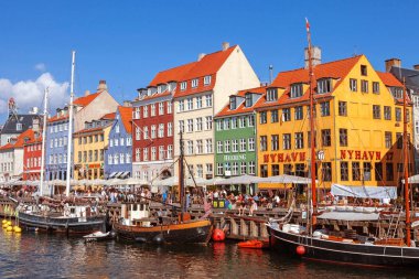 Copenhagen, Danimarka - 9 Eylül: açık kafeler 9 Eylül 2016 ünlü Nyhavn kıyısındaki Kopenhag, Danimarka, insanlar. Nyhavn Kopenhag en ünlü dönüm noktası biridir.