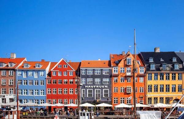 COPENHAGEN, DINAMARCA - SETEMBRO 9: pessoas em cafés abertos do famoso passeio Nyhavn em 9 de setembro de 2016 em Copenhague, Dinamarca. Nyhavn é um dos marcos mais famosos de Copenhague . — Fotografia de Stock