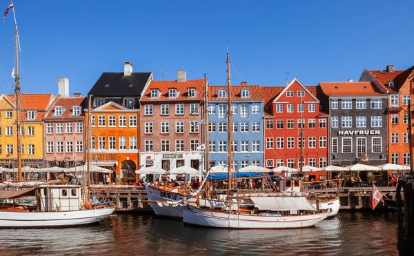 COPENHAGEN, DINAMARCA - SETEMBRO 9: pessoas em cafés abertos do famoso passeio Nyhavn em 9 de setembro de 2016 em Copenhague, Dinamarca. Nyhavn é um dos marcos mais famosos de Copenhague . — Fotografia de Stock