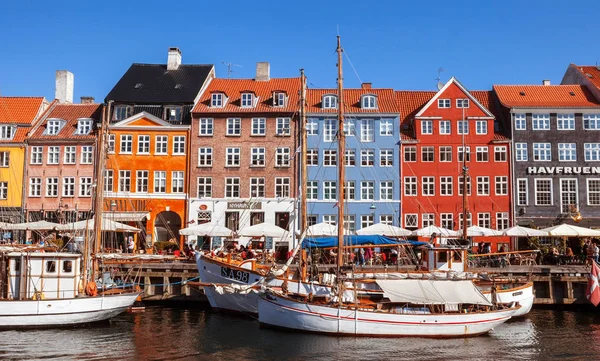 COPENHAGEN, DINAMARCA - SETEMBRO 9: pessoas em cafés abertos do famoso passeio Nyhavn em 9 de setembro de 2016 em Copenhague, Dinamarca. Nyhavn é um dos marcos mais famosos de Copenhague . — Fotografia de Stock