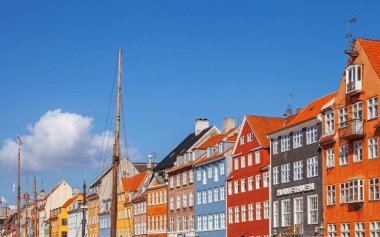 Copenhagen, Danimarka - 9 Eylül: açık kafeler 9 Eylül 2016 ünlü Nyhavn kıyısındaki Kopenhag, Danimarka, insanlar. Nyhavn Kopenhag en ünlü dönüm noktası biridir.