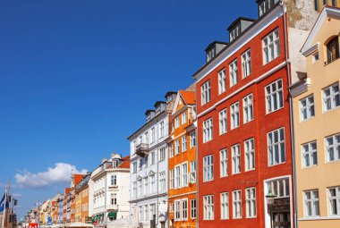 Copenhagen, Danimarka - 9 Eylül: açık kafeler 9 Eylül 2016 ünlü Nyhavn kıyısındaki Kopenhag, Danimarka, insanlar. Nyhavn Kopenhag en ünlü dönüm noktası biridir.