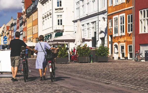 COPENHAGEN, DANEMARK - 9 SEPTEMBRE : personnes dans les cafés ouverts de la célèbre promenade Nyhavn le 9 septembre 2016 à Copenhague, Danemark. Nyhavn est l'un des monuments les plus célèbres de Copenhague . — Photo