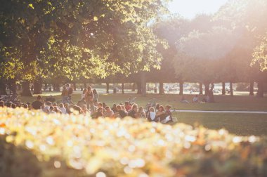 Kopenhag, Danimarka - 9 Eylül: Park kıyısındaki 9 Eylül 2016 Kopenhag, Danimarka.