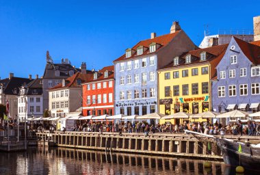 Copenhagen, Danimarka - 9 Eylül: açık kafeler 9 Eylül 2016 ünlü Nyhavn kıyısındaki Kopenhag, Danimarka, insanlar. Nyhavn Kopenhag en ünlü dönüm noktası biridir.