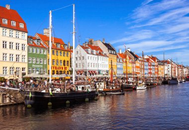 Copenhagen, Danimarka - 9 Eylül: açık kafeler 9 Eylül 2016 ünlü Nyhavn kıyısındaki Kopenhag, Danimarka, insanlar. Nyhavn Kopenhag en ünlü dönüm noktası biridir.