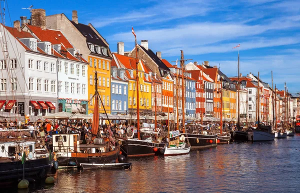 COPENHAGEN, DINAMARCA - SETEMBRO 9: pessoas em cafés abertos do famoso passeio Nyhavn em 9 de setembro de 2016 em Copenhague, Dinamarca. Nyhavn é um dos marcos mais famosos de Copenhague . — Fotografia de Stock