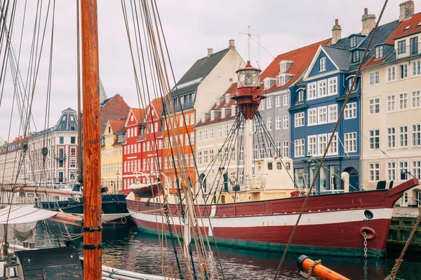 Le quartier Nyhavn est l'un des monuments les plus célèbres de Copenhague — Photo