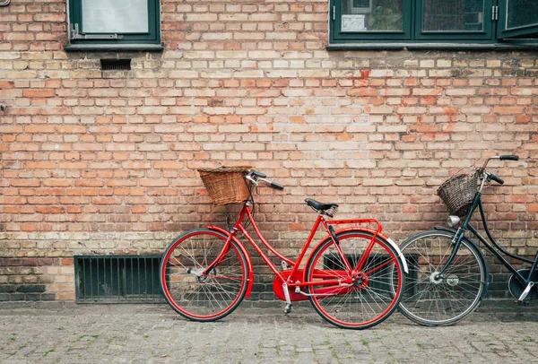 Vintage röd cykel i Köpenhamn, Danmark — Stockfoto
