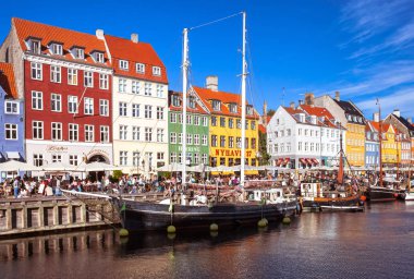 Copenhagen, Danimarka - 9 Eylül: açık kafeler 9 Eylül 2016 ünlü Nyhavn kıyısındaki Kopenhag, Danimarka, insanlar. Nyhavn Kopenhag en ünlü dönüm noktası biridir.