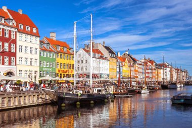 Copenhagen, Danimarka - 9 Eylül: açık kafeler 9 Eylül 2016 ünlü Nyhavn kıyısındaki Kopenhag, Danimarka, insanlar. Nyhavn Kopenhag en ünlü dönüm noktası biridir.