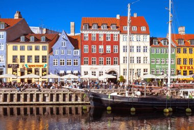 Copenhagen, Danimarka - 9 Eylül: açık kafeler 9 Eylül 2016 ünlü Nyhavn kıyısındaki Kopenhag, Danimarka, insanlar. Nyhavn Kopenhag en ünlü dönüm noktası biridir.