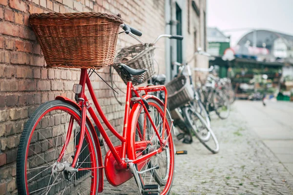 Vintage vélo rouge à Copenhague, Danemark — Photo