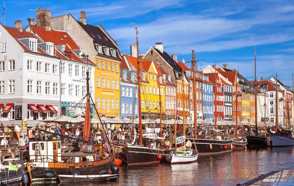 コペンハーゲン, デンマーク - 9 月 9 日: 人々 は有名なニューハウン プロムナード 2016 年 9 月 9 日にコペンハーゲン、デンマークでのオープン カフェ。ニューハウンはコペンハーゲンの最も有名なランドマークの一つ. — ストック写真