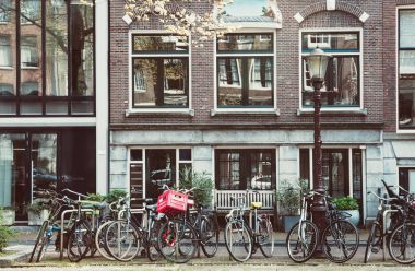 Amsterdam, Hollanda evleri astar vintage Bisiklet