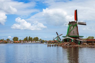 Geleneksel Hollanda yel değirmenleri ve kanal Zaanse Schans'a, Hollanda, Avrupa'nın yakın evler, yatay