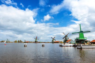 Geleneksel Hollanda yel değirmenleri ve kanal Zaanse Schans'a, Hollanda, Avrupa'nın yakın evler, yatay
