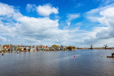 Geleneksel Hollanda yel değirmenleri ve kanal Zaanse Schans'a, Hollanda, Avrupa'nın yakın evler, yatay
