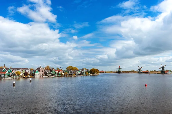 Paisaje con molinos de viento holandeses tradicionales y casas cerca del canal en Zaanse Schans, Países Bajos, Europa — Foto de Stock