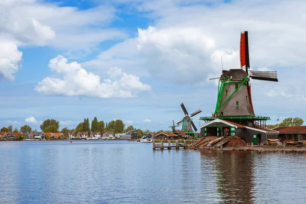 伝統的なオランダ風車とザーンセ スカンスの風車、オランダ、ヨーロッパの運河の近くの家のある風景 — ストック写真