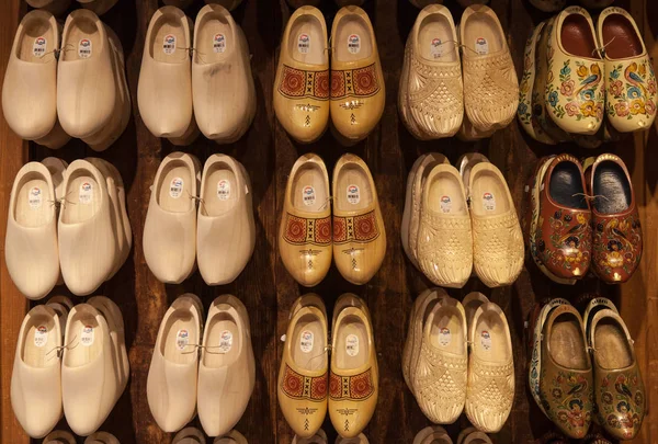 カラフルな絵と伝統的な靴をオランダ下駄ポプラの木の作ったザーンセスカンス、オランダ - 5 月 15 日。 — ストック写真