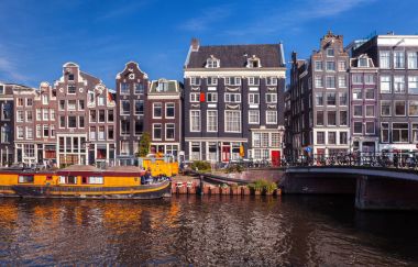 Amsterdam kanal Singel tipik Hollanda evleri ve yüzen, Hollanda, Hollanda