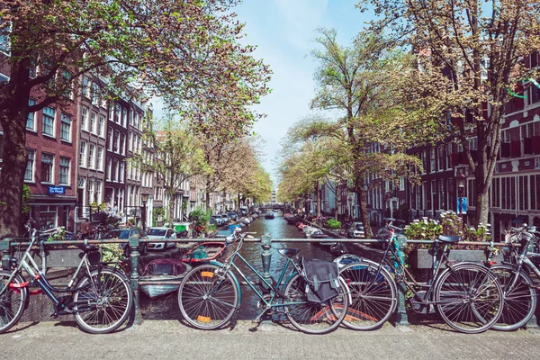 Άμστερνταμ, Ολλανδία - 15 Μαΐου 2017: Η όμορφη θέα του δρόμους, αρχαία κτίρια, άνθρωποι, επιχωμάτων Άμστερνταμ - επίσης να καλέσετε «Βενετία στο Βορρά». Ολλανδία — Φωτογραφία Αρχείου