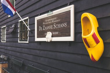 Zaanse Schans'a Köyü, Hollanda - 14 Mayıs 2017: tahta ayakkabılar, takunya veya klompens
