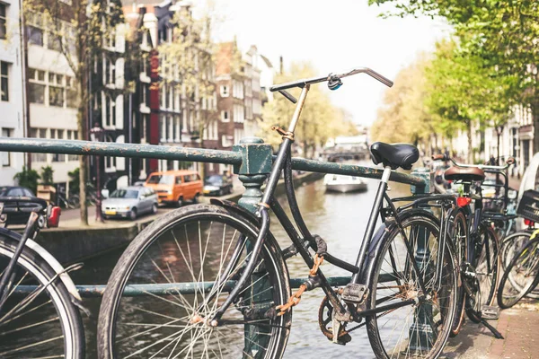 오래 된 자전거 앞에 귀여운 정통 암스테르담 운하 집 — 스톡 사진