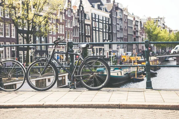 Χαριτωμένο αυθεντικό κανάλια του Άμστερνταμ σπίτια με παλιό ποδήλατο στο μέτωπο — Φωτογραφία Αρχείου