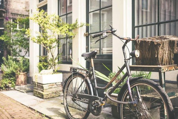 Bonito autêntica rua de Amsterdã com bicicleta velha na frente — Fotografia de Stock