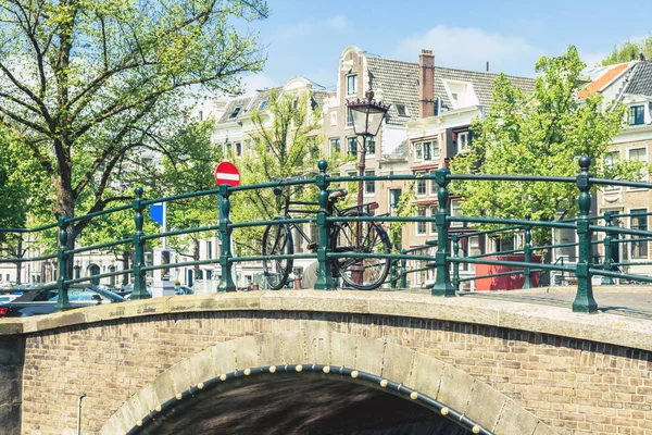 Γέφυρα προβολής από τα κανάλια του Άμστερνταμ — Φωτογραφία Αρχείου