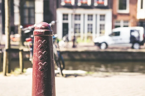 Παλιά πυλώνα με σύμβολα του Άμστερνταμ — Φωτογραφία Αρχείου