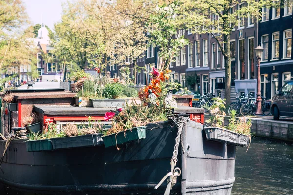 Χαριτωμένο αυθεντικό κανάλια του Άμστερνταμ σπίτια με παλιά βάρκα στο μέτωπο — Φωτογραφία Αρχείου