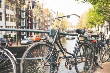 Vintage Bisiklet önünde Amsterdam city center, Hollanda