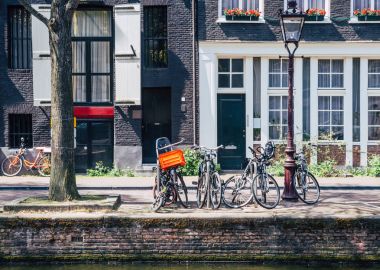 Vintage Bisiklet önünde Amsterdam city center, Hollanda