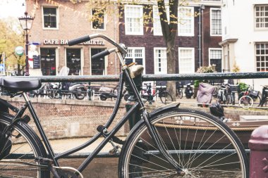 Amsterdam, Hollanda - 9 Mayıs: Vintage Bisiklet önünde Amsterdam kanalları kıyısındaki 9 Mayıs 2017 Amsterdam, Hollanda.