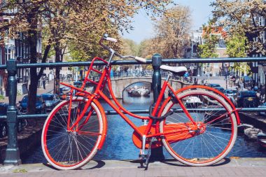 Amsterdam kanalları, Hollanda önünde kırmızı bisiklet