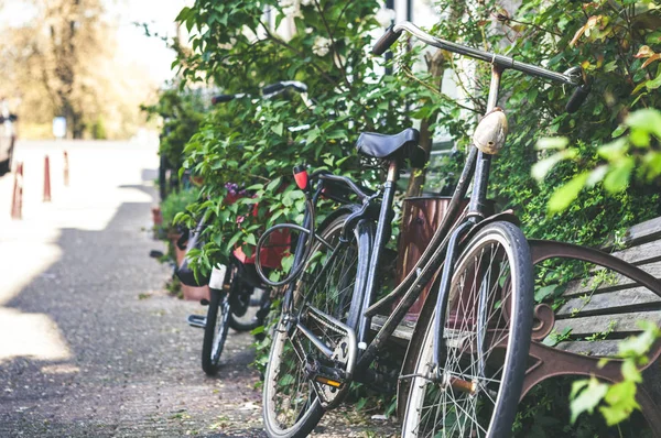 Αυθεντικό street view της Άμστερνταμ με παλιό ποδήλατο στο μέτωπο, Ολλανδία — Φωτογραφία Αρχείου