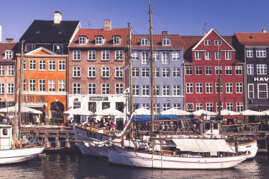 Copenhagen, Danimarka - 9 Eylül: açık kafeler 9 Eylül 2016 ünlü Nyhavn kıyısındaki Kopenhag, Danimarka, insanlar. Nyhavn Kopenhag en ünlü dönüm noktası biridir.