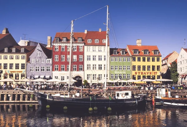 コペンハーゲン デンマーク は有名なニューハウン プロムナード 2016 日にコペンハーゲン デンマークでのオープン カフェ ニューハウンはコペンハーゲンの最も有名なランドマークの一つ — ストック写真